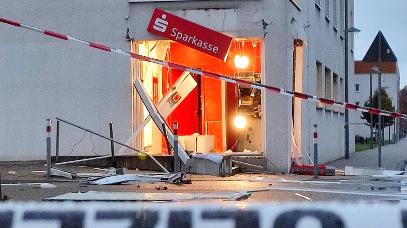 Unbekannte haben einen Geldautomaten der Sparkasse gesprengt. Teile des Gebäudes wurden zerstört.