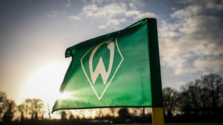 Auf einer Eckfahne ist das Vereinslogo von Werder Bremen zu sehen.