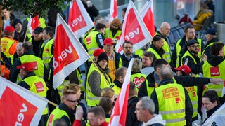 Politik, Gesellschaft, Verkehr: Mitglieder der Gewerkschaft Ver.di streiken am Düsseldorfer Flughafen, Im Zuge der laufenden Tarifverhandlungen für den Öffentlichen Dienst führt die Gewerkschaft ver.di am Montag, 27. März, einen ganztägigen Warnstreik durch.