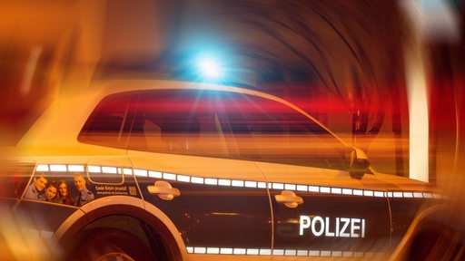 Ein Polizeiauto fährt in der Stadt,