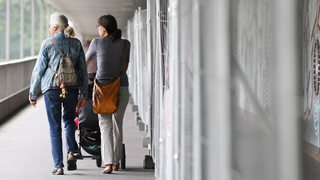 Zwei Frauen laufen mit einem Kinderwagen auf der für Fußgänger und Radfahrer teilweise gesperrten Stephaniebrücke in Bremen.