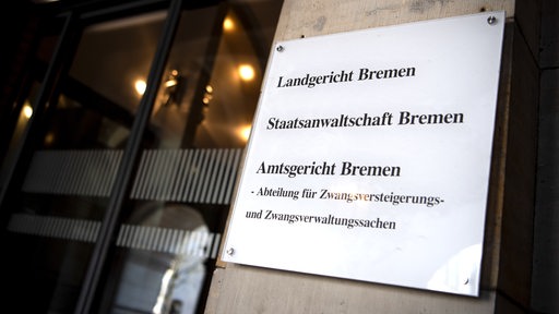 Ein Schild weist auf Landgericht, Staatsanwaltschaft und Amtsgericht hin.