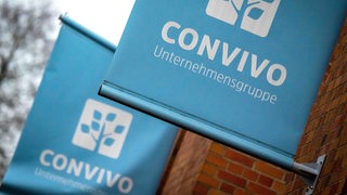 Auf einem Schild steht "Convivo Unternehmensgruppe"