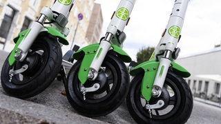 Drei E-Scooter des Anbieters Lime