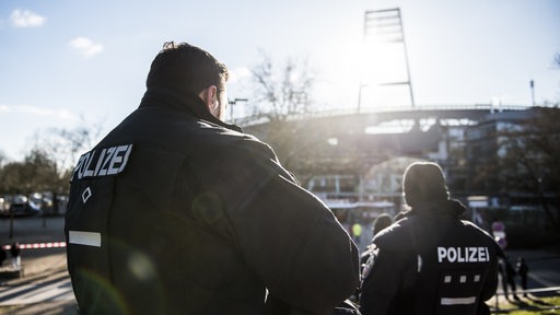 Polizisten stehen vor dem Weser-Stadion.