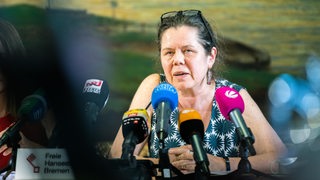  Cornelia Barth (Linke Bremen) ist bei einer Pressekonferenz zu sehen.