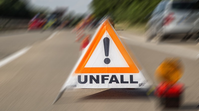 Ein Unfall-Schild steht auf der Fahrbahn.