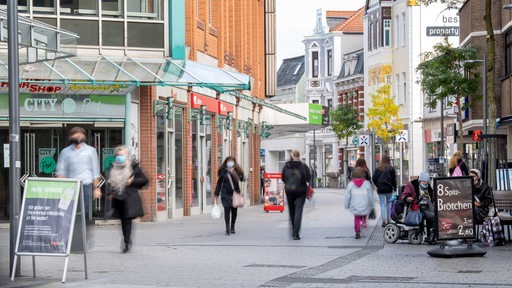 Passanten in der Fußgängerzone von Delmenhorst (Symbolbild)