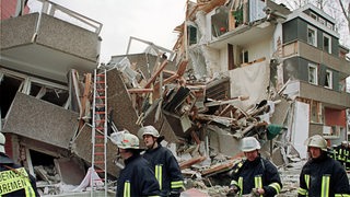 Feuerwehrmänner vor dem zerstörten Wohnhaus durch eine Gasexplosion im Bremer Stadtteil Neustadt, 2000 (Archivbild)