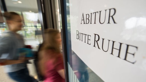 Auf einem Schild steht "Abitur, bitte Ruhe!"