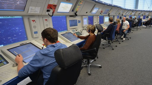 Fluglotsen und Lotsinnen in der Kontrollzentrale der Deutsche Flugsicherung GmbH (DFS) am Flughafen in Bremen.