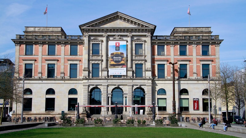 Die Fassade des Überseemuseum am Bremer Hauptbahnhof.