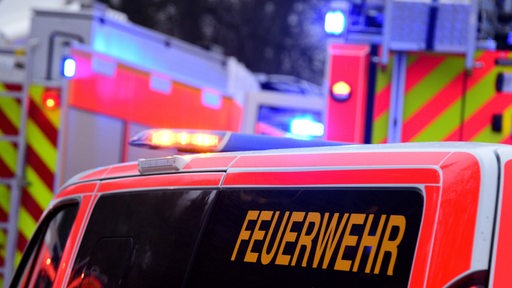 Fahrzeuge der Feuerwehr sind mit eingeschaltetem Blaulicht im Einsatz. (Symbolbild)