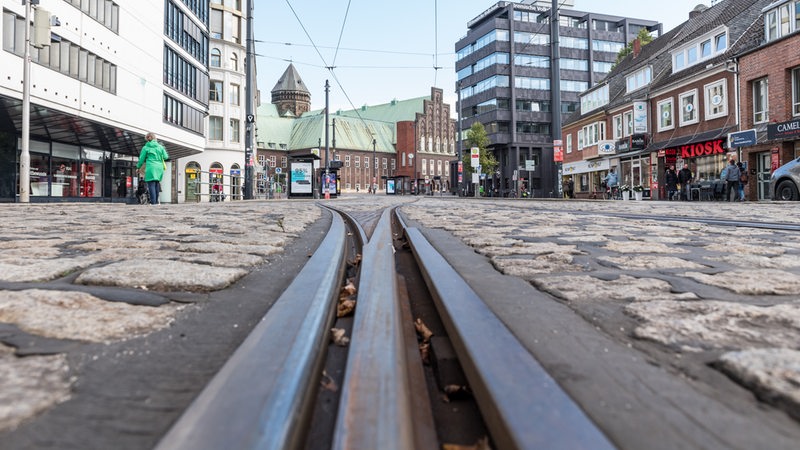 Blick auf die leere Haltestelle für Busse und Bahnen an der Domsheide.