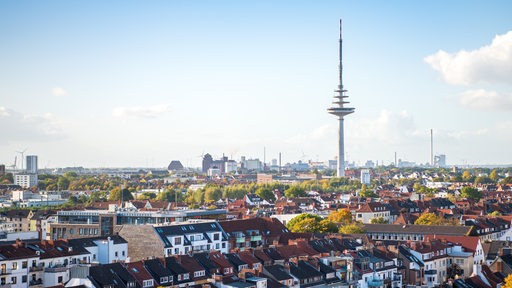 Blick über die Häuser im Stadtteil Findorff und den Bremer Fernmeldeturm. (Archivbild)