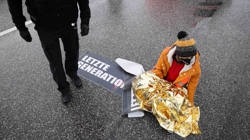 Carla Hinrichs, Klimaaktivistin und Sprecherin der Gruppe "Aufstand der letzten Generation", blockiert mit anderen Aktivisten am Morgen eine Kreuzung zur Autobahn A7 (Archivbild)