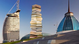 Collage zeigt einen Stapel Bücher neben dem Atlantic Hotel Sail City in Bremerhaven