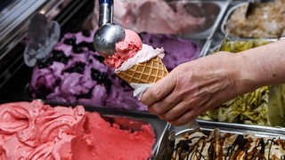 In einer Eisdiele wird ein Waffeleis zubereitet (Archivbild)