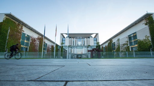 Blick auf das Bundeskanzleramt während der blauen Stunde.