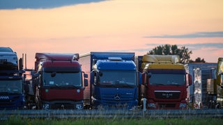 LKW auf einem Stellplatz in der Abenddämmerung