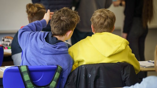 Zwei aus der Ukraine geflüchtete Schüler sitzen an ihren Tischen. (Archivbild)