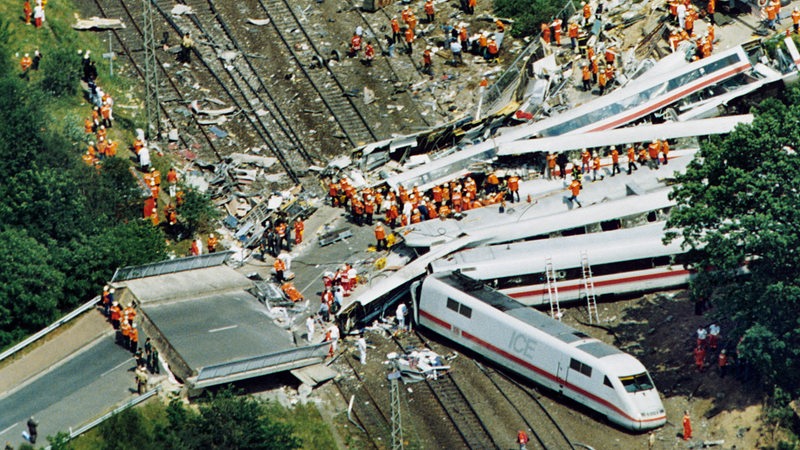 Hunderte von Helfern versuchen am 3.6.1998 im Wrack des verunglückten ICE 884 bei Eschede in der Nähe von Celle, Opfer des Zugunglücks zu bergen.