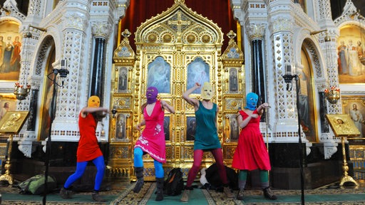 Maskierte Mitglieder von Pussy Riot in der Erlöserkathedrale in Moskau, Russland, Februar 21, 2012.