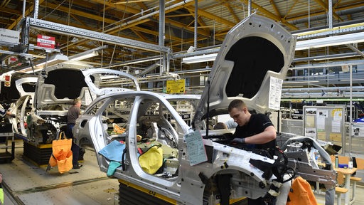 Blick in die Produktionsstraße von Mercedes-Benz in Bremen (Archivbild) 