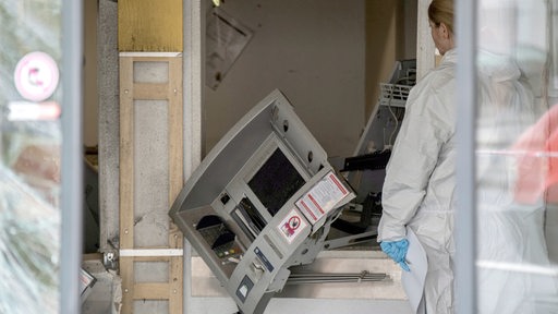 Archivbild: Experten der Spurensicherung suchen im zerstörten Foyer einer Sparkassen-Filiale nach Hinweisen auf die unbekannten Täter, die hier mehrere Geldautomaten gesprengt hatten.