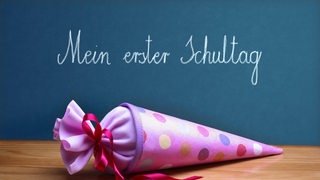 Schultüte vor Schultafel