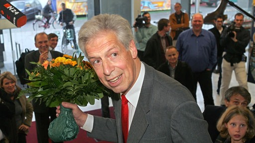 Verabschiedung des Bremer Regierungschefs Henning Scherf mit einem Blumenstrauß 2005 in der Bürgerschaft in Bremen