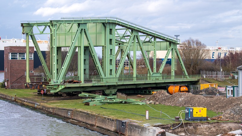 Die abgebaute Eisenbahnbrücke in Bremerhaven.