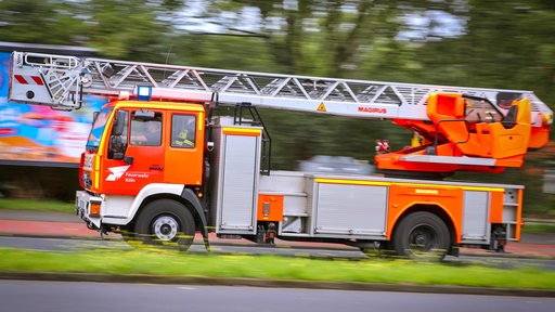 Ein Leiterwagen der Feuerwehr fährt zu einem Einsatz.