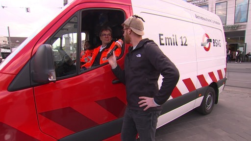 Ein Einsatzwagen der BSAG und zwei Männer, die sich unterhalten.