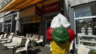 Eiscafé Ferrari von außen mit einer riesigen Eistüte