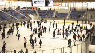 Schlittschuhläufer in der Eisarena Bremerhaven