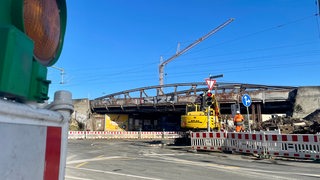 Baustelle zur Erneuerung der alten Eisenbahnbrücke an der Sebaldsbrücker Heerstraße