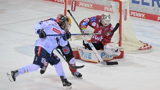 Noah Dunham (ERC Ingolstadt 12) scheitert an Torwart Kristers Gudlevskis (Fischtown Pinguins 30).