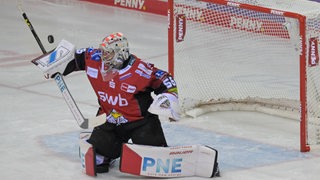 Fischtown-Torwart Maximilian Franzreb versucht, den Puck, der auf sein Tor zufliegt, abzuwehren.