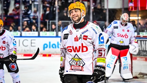 Spieler der Fischtown Pinguins schauen frustriert auf dem Eis.