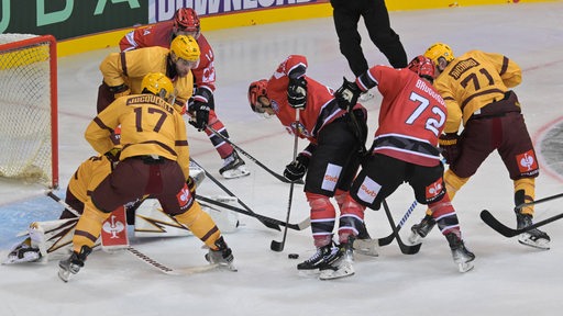 Die Fischtown Pinguins bei einer Torchance im Spiel gegen Genf.