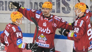 Die Pinguins-Spieler Ross Mauermann, Skyler McKenzie und Philipp Preto bejubeln einen Treffer.