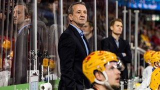 Pinguins-Trainer Thomas Popiesch blickt skeptisch Richtung Eis.