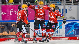 Miha Verlic, Jan Urbas und Ziga Jeglic bejubeln auf dem Eis ein Tor der Fischtown Pinguins. 