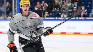 Eishockey-Spieler Cedric Schiemenz von den Löwen Frankfurt konzentriert auf dem Eis.