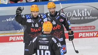 Alex Friesen und Colt Adam Conrad bejuben gemeinsam mit Nicholas Jensen ein Tor.