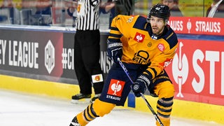 Der Eishockeyspieler Matthew Abt, hier im Trikot von Rauman Lukko, führt den Puck.