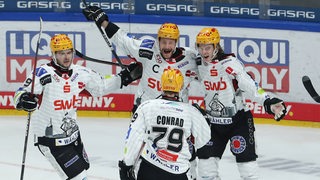 Eishockey-Spieler der Fischtown Pinguins um Jan Urbas, Ziga Jeglic, Lukas Kälble und Colt Adam bejubeln einen Treffer.