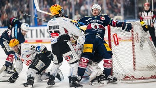 Spieler der Fischtoen Pinguins und Eisbären Duell in einem harten Zweikanmpf vor dem Pinguins-Tor.