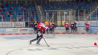 Eishockey-Spieler der Fischtown Pinguins auf der Eisfläche bei Fitnesstests während des Traingsauftakts.